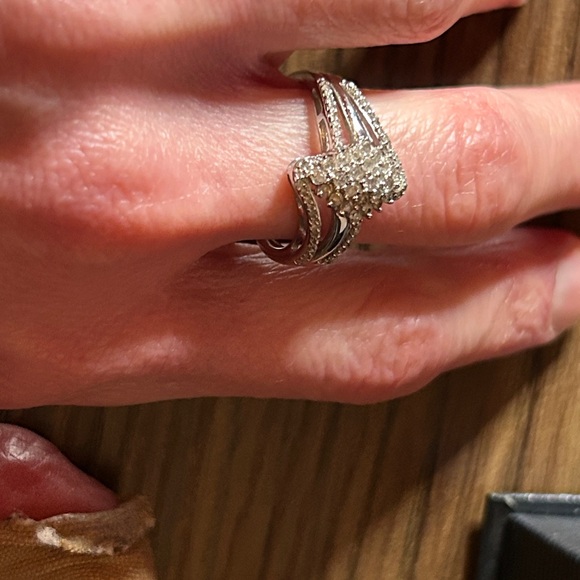 10k ladies White gold diamond ring - Picture 11 of 13